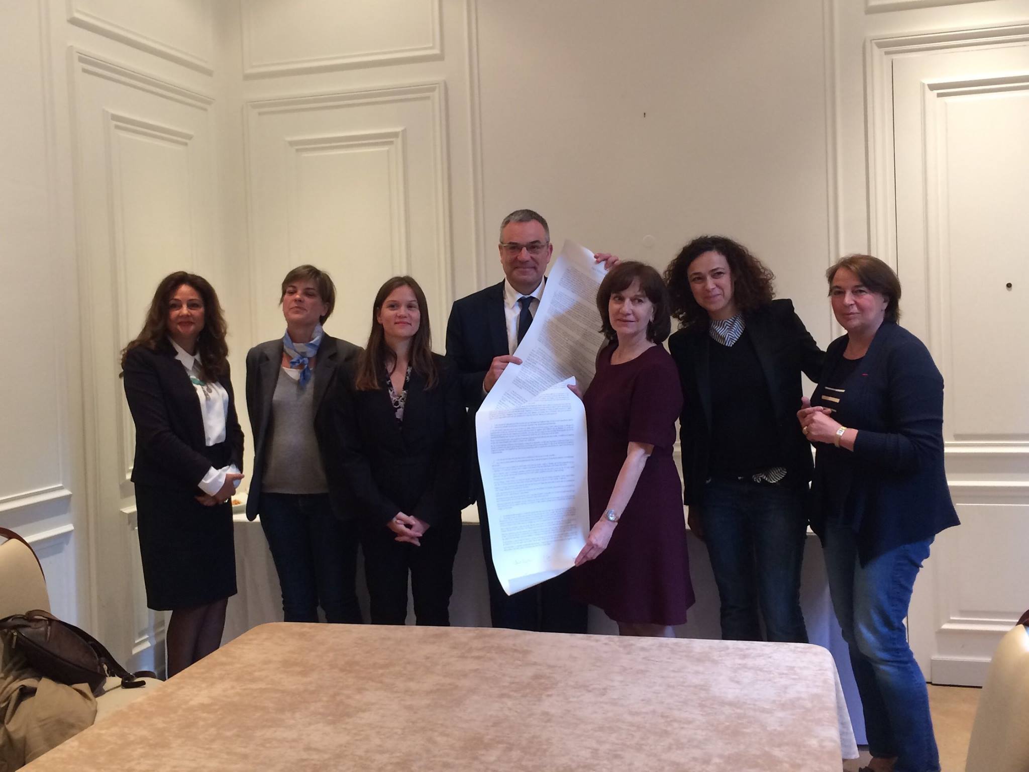 Lors de la journée du 22 mars 2016 à la Mairie de Paris, neuf femmes ont rédigé ensemble un manifeste pour la Paix.