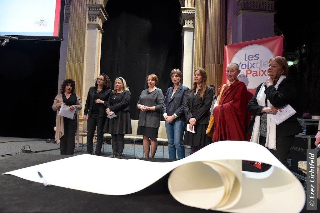 Le Manifeste des femmes pour la Paix a été révélé pour la première fois le 22 mars 2016 à la Mairie de Paris. Il sera déclamé à nouveau le 8 mars, sur la place du Panthéon.